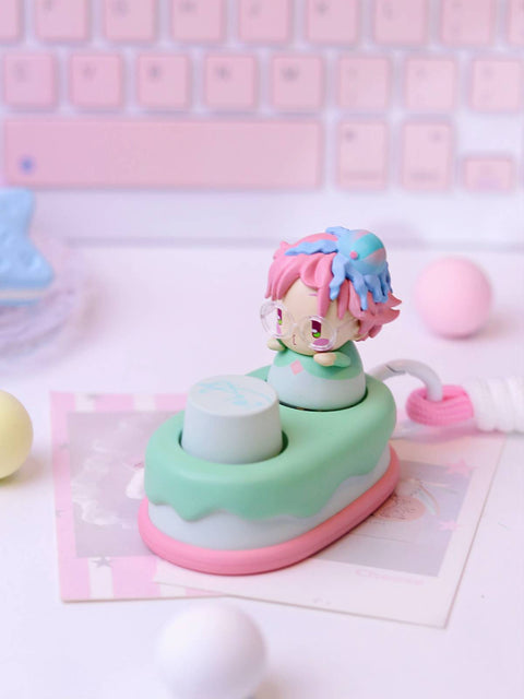 A detailed view of the Mizi keycap, featuring pink hair, glasses, and a small blue jellyfish accessory on a green cake base.