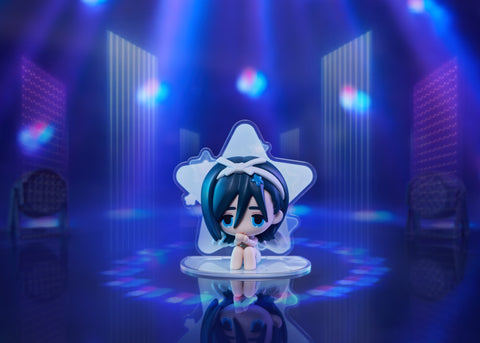 Chibi Sua with dark hair and a white bow, sitting with hands clasped in front of a glowing white star backdrop.
