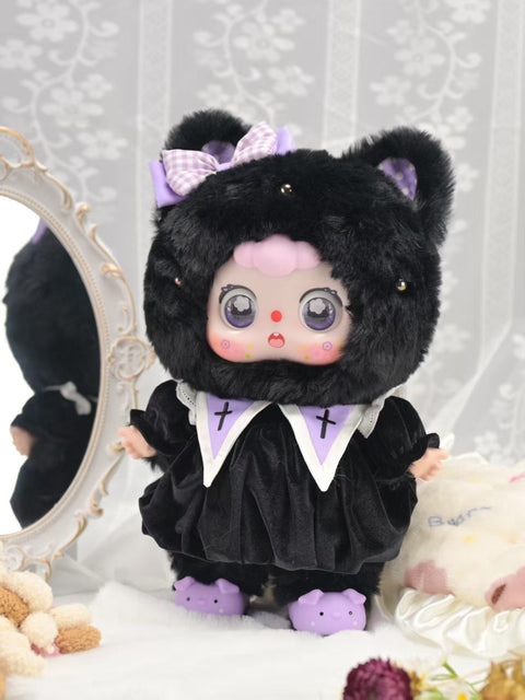 Doubao Pearl Cat wears a plush black cat outfit with round ears and a lavender bow, accented with a gothic-style black velvet dress and cross emblems. Its pastel eyes shine with star patterns, while soft purple accents highlight the playful yet elegant theme, posed in front of a mirror.