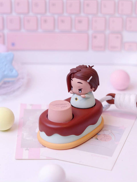 The Hyuna keycap showing her brown hair and a star clip accessory on a brown-toned cake base.