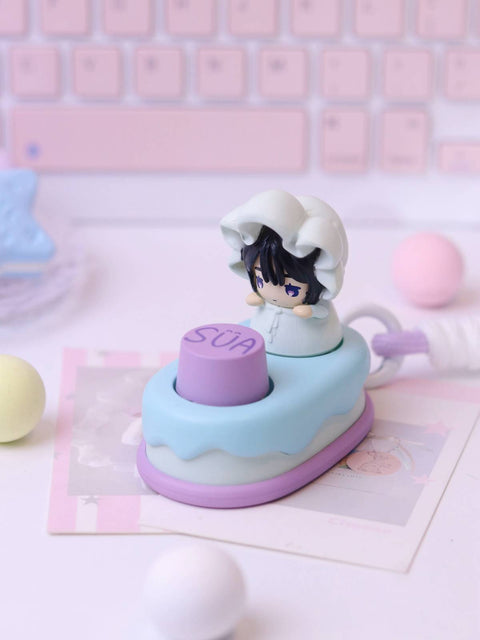 A close-up of the Sua keycap, capturing her dark hair under a white flower-shaped hood on a purple and light blue base.