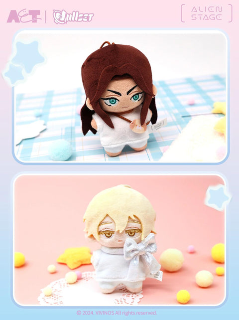 Detailed close-ups of the brown-haired Hyuna with her tiny orange bag and the blonde Luka featuring a large silver bow accessory.