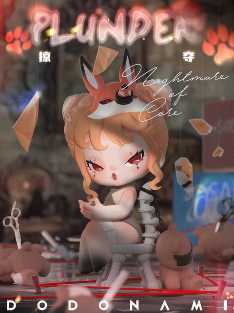 This DODO NAMI figurine, titled “Plunder,” features a blonde character seated on a skeletal chair, with a confident pose and a fox mask perched on her head. Her sharp red eyes and tear-like markings give her a fierce yet mischievous expression. Surrounded by broken mirrors, plush toys, scissors, and red string traps, the chaotic background suggests a scene of mischief or aftermath. The eerie yet playful atmosphere blends danger with dark whimsy.
