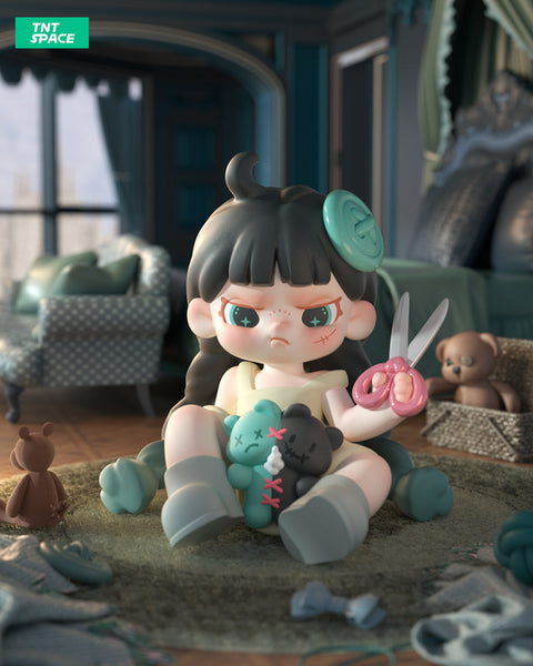 A 3D-rendered Dora figurine sits on a plush green rug in a vintage bedroom, holding a pair of pink scissors and two stitched teddy bears—one green and one black, both with X-shaped eyes. She has dark green hair styled with a large button accessory, an intense expression, and star-shaped pupils. Dressed in a pale yellow dress and matching boots, she is surrounded by scattered sewing materials and broken dolls, creating a dark yet whimsical atmosphere in the elegantly furnished room.