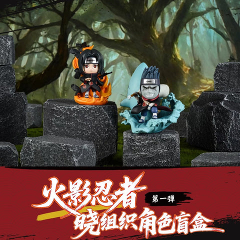 Two detailed chibi-style figures of Itachi Uchiha and Kisame Hoshigaki are displayed on stone platforms. Itachi is surrounded by black crows and fiery orange effects, while Kisame poses with Samehada, riding a wave of translucent blue water.